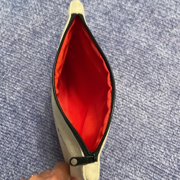 MAKE UP BAG BY BREAKUPS TO MAKEUP. - Picture 6 of 7